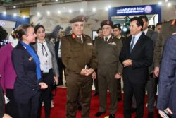 وزير الشباب والرياضة يلتقي متطوعي معرض الصناعات الدفاعية "إيديكس 2025"