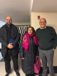 حفل حزب المحافظين الكندي 

ايمان منتصر 

شهدت جامعة ميغيل في مدينة مونتريال مساء ٣/ديسمبر فعالية مميزة نظمها حزب المحافظين الكندي، حيث التقى عدد من أعضاء البرلمان—السيد جميل جيوفاني، والسيد ند كيريغ، والسيد غابريال هاردي—بمجموعة من الطلبة في جلسة حوارية اتسمت بالعمق والاحترام وتبادل وجهات النظر.
بحضور أروى عبد الواحد السامرائي 
مستشارة العلاقات السياسية مع الجاليات

جاءت هذه الأمسية في إطار سعي الحزب لتعزيز التواصل مع الشباب والاستماع مباشرة إلى مخاوفهم ورؤاهم حول مستقبل البلاد. وقد أظهر النواب اهتماماً واضحاً بكل سؤال ومداخلة، وأجابوا بدقة وشفافية على جميع التساؤلات التي طرحها الطلبة، مما أضفى على اللقاء طابعاً تفاعلياً وثرياً.

محور النقاش الرئيسي تمحور حول فكرة الوحدة الوطنية الكندية وسبل الحفاظ على “الوعد الكندي” الذي قطع من أجل رفاهية جميع المواطنين، بغض النظر عن أصولهم أو خلفياتهم. وقد تناولت النقاشات قضايا محورية تمس الواقع اليومي للكنديين، أبرزها:
	•	خلق فرص عمل للشباب، باعتبارهم حجر الأساس في نهضة البلاد.
	•	أزمة السكن وكيفية وضع حلول عملية ومستدامة للتخفيف من حدة الارتفاع غير المسبوق في أسعار الإيجارات والعقارات.
	•	انخفاض معدل الولادة وتداعياته على التركيبة السكانية، في ظل التضخم وارتفاع تكاليف المعيشة.
	•	الأمن القومي ومكافحة الجريمة، مع التركيز على ضرورة تعزيز الأمن المجتمعي والحد من العنف.

سادت الأمسية أجواء من الاحترام المتبادل والانفتاح على الرأي الآخر، حيث عبّر الطلبة بحرية عن مواقفهم وشواغلهم، واستمع النواب باهتمام بالغ، مما يعكس توجه الحزب نحو بناء جسور مباشرة مع المواطنين، خصوصاً فئة الشباب التي تُعد ركيزة المستقبل.

وفي ختام اللقاء، خرج الحضور بانطباع إيجابي حول جدية الحوار، ووضوح الطرح، والالتزام بالسعي نحو مستقبل كندي أكثر عدلاً ووحدة واستقراراً.