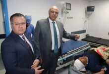 محافظ القليوبية يزور مصاب انهيار الشدة الخشبية بكفر الجزار بمستشفيي بنها الجامعي.