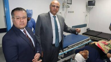 محافظ القليوبية يزور مصاب انهيار الشدة الخشبية بكفر الجزار بمستشفيي بنها الجامعي.