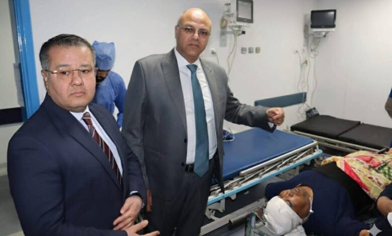 محافظ القليوبية يزور مصاب انهيار الشدة الخشبية بكفر الجزار بمستشفيي بنها الجامعي.
