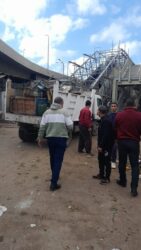 حملة مكثفه لرفع الإشغالات المتعدية على حرم الطريق بقطاع مدينة بنها.
حملة مكثفه لرفع الإشغالات المتعدية على حرم الطريق بقطاع مدينة بنها.
في إطار توجيهات السيد معالي
الوزير المهندس /ايمن عطيه -محافظ القليوبيه بشأن تنفيذ حملات مكثفة لرفع الإشغالات وتحقيق الانضباط بشوارع المدينة
اليوم الخميس الموافق ٢٠٢٥/١٢/١١
بتكليف من السيد المحاسب /وليد محمد الشهاوي -رئيس مدينة ومركز بنها
بشن حملة مكثفه لرفع الإشغالات المخالفة بشوارع المدينة تهدف الحملة إلى إعادة الانضباط للشارع ورفع جميع الإشغالات المتعدية على حرم الطريق شملت المناطق :-(شارع فريدا نداـ امام السلم الكهربائي -كويري عزبه السوق -ميدان بابور الثلج ) وتم مصادرة الكرسي
كما تم اتخاذ الإجراءات القانونية اللازمة حيال المخالفين
كما أكد سيادته :- مشددا علي تكثيف اعمال رفع الاشغالات بشوارع المدينة ومنع اعاقه حركه المرور والسير خاصه في الشوارع ،واستمرار تكثيف اعمال منظومه النظافه والمتابعه المستمرة للاشغالات
ومنع عودتها والحفاظ على المظهر الحضاري والانضباط العام ، والتزام الجميع بالقوانين المنظمه والحفاظ علي الارصفه والطريق العام لصالح المواطنين
كما تم المتابعه المستمرة يوميا صباحا ومساءا
ومتابعه أصحاب الانشطه التجاريه بالتعاون والالتزام تجبنا المساله القانونيه ،والمساهمة في الحفاظ علي الشكل الحضاري ،ومتابعه استمرار الحفاظ علي مستوي النظافه .
بحضور كلامن الأستاذ/ ابراهيم سعيد -نائب رئيس مدينة ومركز بنها
الأستاذ / زياد عبد العزيز - مدير إدارة الاشغالات
ا/ خالد سعيد -مدير إدارة النظافه العامه
وحضور شرطه المرافق بمجلس مدينة بنها
حملة مكثفه لرفع الإشغالات المتعدية على حرم الطريق بقطاع مدينة بنها.