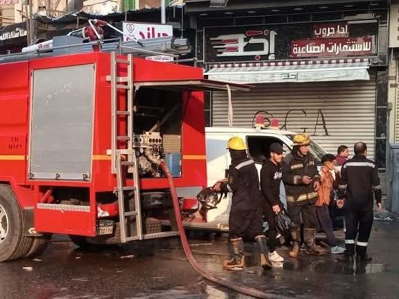 السيطرة على حريق اندلع داخل محل لبيع الأنتريهات بشبرا الخيمة.