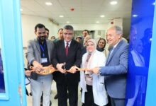 محافظ الجيزة يفتتح وحدة العناية المركزة لحديثي الولادة بمستشفى الشيخ زايد المركزي افتتح المهندس عادل النجار محافظ الجيزة وحدة العناية المركزة لحديثي الولادة بمستشفى الشيخ زايد المركزي في إطار خطة المحافظة لتطوير المنظومة الصحية وتهدف هذه الخطة إلى توسيع نطاق الخدمات الطبية المتخصصة بما يضمن تحسين جودة الرعاية الصحية المقدمة للمواطنين وخاصة في المجالات الحيوية المرتبطة بصحة الأم والطفل لتعزيز الخدمات الطبية الأساسية والمتقدمة ورافق المحافظ خلال الافتتاح الدكتور إسحاق جميل مدير مديرية الشئون الصحية بالمحافظة ومدير مستشفى الشيخ زايد المركزي وتضم الوحدة الجديدة 8 حضّانات مجهزة وفق أحدث المعايير الطبية العالمية لتلبية احتياجات الأطفال حديثي الولادة وتستهدف الوحدة رعاية الحالات المبتسرة والحرجة وتقديم خدمات طبية متكاملة وآمنة كما تم تجهيز الوحدة بكافة الأجهزة والمستلزمات الطبية اللازمة مع الالتزام التام بمعايير الجودة وسياسات مكافحة العدوى وشملت الجولة التفقدية المرور على وحدة الرعاية المركزة للكبار ووحدة الرعاية المركزة للأطفال وزار المحافظ أيضًا وحدة الغسيل الكلوي والعيادات الخارجية وقسم القسطرة القلبية والأشعة كما اطلع على غرف العمليات التي تشهد أعمال تطوير شاملة تمهيدًا لدخولها الخدمة قريبًا وأكد المحافظ أن افتتاح وحدة الرعاية المركزة لحديثي الولادة يمثل إضافة مهمة للمستشفى مشيرًا إلى أن ذلك يسهم في تخفيف الضغط عن المستشفيات الأخرى ورفع مستوى الخدمات الصحية وشدد على أهمية التعاون مع مؤسسات المجتمع المدني والجمعيات الأهلية في دعم القطاع الصحي وتحسين جودة الخدمات الطبية