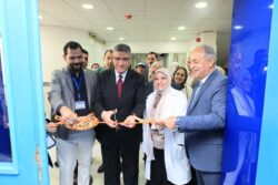 محافظ الجيزة يفتتح وحدة العناية المركزة لحديثي الولادة بمستشفى الشيخ زايد المركزي افتتح المهندس عادل النجار محافظ الجيزة وحدة العناية المركزة لحديثي الولادة بمستشفى الشيخ زايد المركزي في إطار خطة المحافظة لتطوير المنظومة الصحية وتهدف هذه الخطة إلى توسيع نطاق الخدمات الطبية المتخصصة بما يضمن تحسين جودة الرعاية الصحية المقدمة للمواطنين وخاصة في المجالات الحيوية المرتبطة بصحة الأم والطفل لتعزيز الخدمات الطبية الأساسية والمتقدمة ورافق المحافظ خلال الافتتاح الدكتور إسحاق جميل مدير مديرية الشئون الصحية بالمحافظة ومدير مستشفى الشيخ زايد المركزي وتضم الوحدة الجديدة 8 حضّانات مجهزة وفق أحدث المعايير الطبية العالمية لتلبية احتياجات الأطفال حديثي الولادة وتستهدف الوحدة رعاية الحالات المبتسرة والحرجة وتقديم خدمات طبية متكاملة وآمنة كما تم تجهيز الوحدة بكافة الأجهزة والمستلزمات الطبية اللازمة مع الالتزام التام بمعايير الجودة وسياسات مكافحة العدوى وشملت الجولة التفقدية المرور على وحدة الرعاية المركزة للكبار ووحدة الرعاية المركزة للأطفال وزار المحافظ أيضًا وحدة الغسيل الكلوي والعيادات الخارجية وقسم القسطرة القلبية والأشعة كما اطلع على غرف العمليات التي تشهد أعمال تطوير شاملة تمهيدًا لدخولها الخدمة قريبًا وأكد المحافظ أن افتتاح وحدة الرعاية المركزة لحديثي الولادة يمثل إضافة مهمة للمستشفى مشيرًا إلى أن ذلك يسهم في تخفيف الضغط عن المستشفيات الأخرى ورفع مستوى الخدمات الصحية وشدد على أهمية التعاون مع مؤسسات المجتمع المدني والجمعيات الأهلية في دعم القطاع الصحي وتحسين جودة الخدمات الطبية