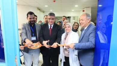 محافظ الجيزة يفتتح وحدة العناية المركزة لحديثي الولادة بمستشفى الشيخ زايد المركزي افتتح المهندس عادل النجار محافظ الجيزة وحدة العناية المركزة لحديثي الولادة بمستشفى الشيخ زايد المركزي في إطار خطة المحافظة لتطوير المنظومة الصحية وتهدف هذه الخطة إلى توسيع نطاق الخدمات الطبية المتخصصة بما يضمن تحسين جودة الرعاية الصحية المقدمة للمواطنين وخاصة في المجالات الحيوية المرتبطة بصحة الأم والطفل لتعزيز الخدمات الطبية الأساسية والمتقدمة ورافق المحافظ خلال الافتتاح الدكتور إسحاق جميل مدير مديرية الشئون الصحية بالمحافظة ومدير مستشفى الشيخ زايد المركزي وتضم الوحدة الجديدة 8 حضّانات مجهزة وفق أحدث المعايير الطبية العالمية لتلبية احتياجات الأطفال حديثي الولادة وتستهدف الوحدة رعاية الحالات المبتسرة والحرجة وتقديم خدمات طبية متكاملة وآمنة كما تم تجهيز الوحدة بكافة الأجهزة والمستلزمات الطبية اللازمة مع الالتزام التام بمعايير الجودة وسياسات مكافحة العدوى وشملت الجولة التفقدية المرور على وحدة الرعاية المركزة للكبار ووحدة الرعاية المركزة للأطفال وزار المحافظ أيضًا وحدة الغسيل الكلوي والعيادات الخارجية وقسم القسطرة القلبية والأشعة كما اطلع على غرف العمليات التي تشهد أعمال تطوير شاملة تمهيدًا لدخولها الخدمة قريبًا وأكد المحافظ أن افتتاح وحدة الرعاية المركزة لحديثي الولادة يمثل إضافة مهمة للمستشفى مشيرًا إلى أن ذلك يسهم في تخفيف الضغط عن المستشفيات الأخرى ورفع مستوى الخدمات الصحية وشدد على أهمية التعاون مع مؤسسات المجتمع المدني والجمعيات الأهلية في دعم القطاع الصحي وتحسين جودة الخدمات الطبية