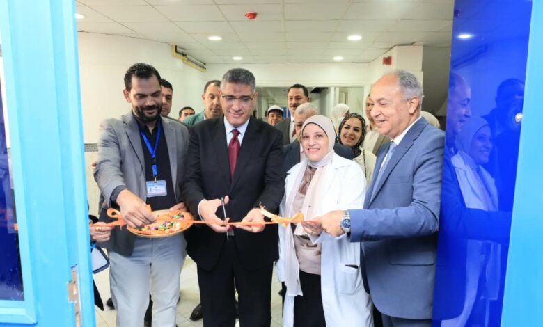 محافظ الجيزة يفتتح وحدة العناية المركزة لحديثي الولادة بمستشفى الشيخ زايد المركزي افتتح المهندس عادل النجار محافظ الجيزة وحدة العناية المركزة لحديثي الولادة بمستشفى الشيخ زايد المركزي في إطار خطة المحافظة لتطوير المنظومة الصحية وتهدف هذه الخطة إلى توسيع نطاق الخدمات الطبية المتخصصة بما يضمن تحسين جودة الرعاية الصحية المقدمة للمواطنين وخاصة في المجالات الحيوية المرتبطة بصحة الأم والطفل لتعزيز الخدمات الطبية الأساسية والمتقدمة ورافق المحافظ خلال الافتتاح الدكتور إسحاق جميل مدير مديرية الشئون الصحية بالمحافظة ومدير مستشفى الشيخ زايد المركزي وتضم الوحدة الجديدة 8 حضّانات مجهزة وفق أحدث المعايير الطبية العالمية لتلبية احتياجات الأطفال حديثي الولادة وتستهدف الوحدة رعاية الحالات المبتسرة والحرجة وتقديم خدمات طبية متكاملة وآمنة كما تم تجهيز الوحدة بكافة الأجهزة والمستلزمات الطبية اللازمة مع الالتزام التام بمعايير الجودة وسياسات مكافحة العدوى وشملت الجولة التفقدية المرور على وحدة الرعاية المركزة للكبار ووحدة الرعاية المركزة للأطفال وزار المحافظ أيضًا وحدة الغسيل الكلوي والعيادات الخارجية وقسم القسطرة القلبية والأشعة كما اطلع على غرف العمليات التي تشهد أعمال تطوير شاملة تمهيدًا لدخولها الخدمة قريبًا وأكد المحافظ أن افتتاح وحدة الرعاية المركزة لحديثي الولادة يمثل إضافة مهمة للمستشفى مشيرًا إلى أن ذلك يسهم في تخفيف الضغط عن المستشفيات الأخرى ورفع مستوى الخدمات الصحية وشدد على أهمية التعاون مع مؤسسات المجتمع المدني والجمعيات الأهلية في دعم القطاع الصحي وتحسين جودة الخدمات الطبية