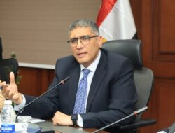 محافظ الجيزة: بدء أعمال رصف طريق المريوطية بدءًا من أسفل محور الضبعة.
محافظ الجيزة: بدء أعمال رصف طريق المريوطية بدءًا من أسفل محور الضبعة.
بدءًا من أسفل محور الضبعة بطول ٢ كم نطاق مراكز أوسيم ومنشأة القناطر ضمن الخطة الاستثمارية لمديرية الطرق
تابع المهندس عادل النجار محافظ الجيزة نسب تنفيذ مشروع تطوير ورصف طريق المريوطية بدءًا من أسفل محور الضبعة بطول 2 كم في نطاق مركز أوسيم وحتى مركز منشأة القناطر وذلك ضمن الخطة الاستثمارية لمديرية الطرق بالمحافظة.
وأكد المحافظ أن الأعمال الجارية تأتي في إطار خطة المحافظة لرفع كفاءة شبكة الطرق وتحسين مستوى الخدمات المقدمة للمواطنين بما يسهم في تسهيل الحركة المرورية ودعم التنمية وتحقيق أعلى معدلات الأمان على الطرق.
وفي السياق ذاته تابع محافظ الجيزة أعمال رصف الطبقة الرابطة بطريق الأوتوستراد بمنطقة عرب أبو ساعد بمركز الصف بطول 4 كم وبمتوسط عرض 30 مترًا، ضمن الخطة الاستثمارية لمديرية الطرق بالمحافظة، تمهيدًا لاستكمال أعمال الرصف النهائية ورفع كفاءة الطريق بما يحقق السيولة المرورية ويخدم حركة النقل والربط بين المناطق السكنية والصناعية.
وشدد محافظ الجيزة على ضرورة الالتزام بالجداول الزمنية المحددة ومراعاة المواصفات الفنية القياسية في التنفيذ مع تكثيف المتابعة الميدانية لضمان جودة الأعمال وسرعة الانتهاء منها، بما ينعكس إيجابًا على مستوى الخدمات المقدمة للمواطنين..
محافظ الجيزة: بدء أعمال رصف طريق المريوطية بدءًا من أسفل محور الضبعة.