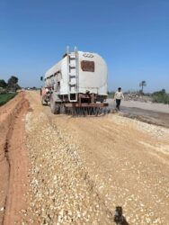 محافظ الجيزة: بدء أعمال رصف طريق المريوطية بدءًا من أسفل محور الضبعة.
محافظ الجيزة: بدء أعمال رصف طريق المريوطية بدءًا من أسفل محور الضبعة.
بدءًا من أسفل محور الضبعة بطول ٢ كم نطاق مراكز أوسيم ومنشأة القناطر ضمن الخطة الاستثمارية لمديرية الطرق
تابع المهندس عادل النجار محافظ الجيزة نسب تنفيذ مشروع تطوير ورصف طريق المريوطية بدءًا من أسفل محور الضبعة بطول 2 كم في نطاق مركز أوسيم وحتى مركز منشأة القناطر وذلك ضمن الخطة الاستثمارية لمديرية الطرق بالمحافظة.
وأكد المحافظ أن الأعمال الجارية تأتي في إطار خطة المحافظة لرفع كفاءة شبكة الطرق وتحسين مستوى الخدمات المقدمة للمواطنين بما يسهم في تسهيل الحركة المرورية ودعم التنمية وتحقيق أعلى معدلات الأمان على الطرق.
وفي السياق ذاته تابع محافظ الجيزة أعمال رصف الطبقة الرابطة بطريق الأوتوستراد بمنطقة عرب أبو ساعد بمركز الصف بطول 4 كم وبمتوسط عرض 30 مترًا، ضمن الخطة الاستثمارية لمديرية الطرق بالمحافظة، تمهيدًا لاستكمال أعمال الرصف النهائية ورفع كفاءة الطريق بما يحقق السيولة المرورية ويخدم حركة النقل والربط بين المناطق السكنية والصناعية.
وشدد محافظ الجيزة على ضرورة الالتزام بالجداول الزمنية المحددة ومراعاة المواصفات الفنية القياسية في التنفيذ مع تكثيف المتابعة الميدانية لضمان جودة الأعمال وسرعة الانتهاء منها، بما ينعكس إيجابًا على مستوى الخدمات المقدمة للمواطنين..
محافظ الجيزة: بدء أعمال رصف طريق المريوطية بدءًا من أسفل محور الضبعة.