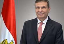 وزير الزراعة خفض فحوصات الموالح المصرية بالاتحاد الأوروبي إلى 10% أعلن علاء فاروق وزير الزراعة واستصلاح الأراضي صدور قرار رسمي من المفوضية الأوروبية بخفض نسب الفحوصات الإضافية على شحنات الموالح المصرية المصدرة إلى دول الاتحاد الأوروبي لتصل إلى 10% بدلًا من 20% وأوضح الوزير أن القرار جاء وفق تقرير تلقاه من الدكتور محمد المنسي رئيس الإدارة المركزية للحجر الزراعي بشأن نتائج المباحثات مع اللجنة الدائمة بالمفوضية الأوروبية وأشار إلى أن استعراض المنظومة الرقابية الجديدة للحجر الزراعي المصري أسهم في رفع جودة وسلامة الشحنات وهو ما دفع الجانب الأوروبي لإقرار التخفيض الثاني خلال عام واحد بعد خفضها من 30% إلى 20% في نوفمبر 2024 وأكد وزير الزراعة أن القرار يمثل اعترافًا دوليًا بمنظومة الرقابة على الصادرات الزراعية المصرية ويعزز القدرة التنافسية للموالح باعتبارها المحصول التصديري الأول لمصر عالميًا وأضاف أن القرار سيدخل حيز التنفيذ بعد 20 يومًا من نشره بالجريدة الرسمية للاتحاد الأوروبي مشيدًا بدور مكتب التمثيل التجاري المصري في بروكسيل برئاسة الوزير المفوض ناصر حامد وثمن فاروق جهود قطاع الخدمات الزراعية والمتابعة والإدارة المركزية للحجر الزراعي في ضمان استدامة جودة الصادرات الزراعية المصرية