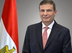 وزير الزراعة خفض فحوصات الموالح المصرية بالاتحاد الأوروبي إلى 10%

أعلن علاء فاروق وزير الزراعة واستصلاح الأراضي صدور قرار رسمي من المفوضية الأوروبية بخفض نسب الفحوصات الإضافية على شحنات الموالح المصرية المصدرة إلى دول الاتحاد الأوروبي لتصل إلى 10% بدلًا من 20%

وأوضح الوزير أن القرار جاء وفق تقرير تلقاه من الدكتور محمد المنسي رئيس الإدارة المركزية للحجر الزراعي بشأن نتائج المباحثات مع اللجنة الدائمة بالمفوضية الأوروبية

وأشار إلى أن استعراض المنظومة الرقابية الجديدة للحجر الزراعي المصري أسهم في رفع جودة وسلامة الشحنات وهو ما دفع الجانب الأوروبي لإقرار التخفيض الثاني خلال عام واحد بعد خفضها من 30% إلى 20% في نوفمبر 2024

وأكد وزير الزراعة أن القرار يمثل اعترافًا دوليًا بمنظومة الرقابة على الصادرات الزراعية المصرية ويعزز القدرة التنافسية للموالح باعتبارها المحصول التصديري الأول لمصر عالميًا

وأضاف أن القرار سيدخل حيز التنفيذ بعد 20 يومًا من نشره بالجريدة الرسمية للاتحاد الأوروبي مشيدًا بدور مكتب التمثيل التجاري المصري في بروكسيل برئاسة الوزير المفوض ناصر حامد

وثمن فاروق جهود قطاع الخدمات الزراعية والمتابعة والإدارة المركزية للحجر الزراعي في ضمان استدامة جودة الصادرات الزراعية المصرية
