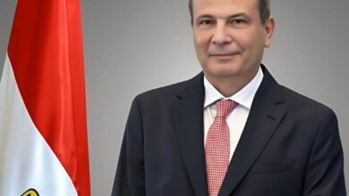 وزير الزراعة خفض فحوصات الموالح المصرية بالاتحاد الأوروبي إلى 10% أعلن علاء فاروق وزير الزراعة واستصلاح الأراضي صدور قرار رسمي من المفوضية الأوروبية بخفض نسب الفحوصات الإضافية على شحنات الموالح المصرية المصدرة إلى دول الاتحاد الأوروبي لتصل إلى 10% بدلًا من 20% وأوضح الوزير أن القرار جاء وفق تقرير تلقاه من الدكتور محمد المنسي رئيس الإدارة المركزية للحجر الزراعي بشأن نتائج المباحثات مع اللجنة الدائمة بالمفوضية الأوروبية وأشار إلى أن استعراض المنظومة الرقابية الجديدة للحجر الزراعي المصري أسهم في رفع جودة وسلامة الشحنات وهو ما دفع الجانب الأوروبي لإقرار التخفيض الثاني خلال عام واحد بعد خفضها من 30% إلى 20% في نوفمبر 2024 وأكد وزير الزراعة أن القرار يمثل اعترافًا دوليًا بمنظومة الرقابة على الصادرات الزراعية المصرية ويعزز القدرة التنافسية للموالح باعتبارها المحصول التصديري الأول لمصر عالميًا وأضاف أن القرار سيدخل حيز التنفيذ بعد 20 يومًا من نشره بالجريدة الرسمية للاتحاد الأوروبي مشيدًا بدور مكتب التمثيل التجاري المصري في بروكسيل برئاسة الوزير المفوض ناصر حامد وثمن فاروق جهود قطاع الخدمات الزراعية والمتابعة والإدارة المركزية للحجر الزراعي في ضمان استدامة جودة الصادرات الزراعية المصرية