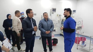 رئيس جامعة بنها يحيل طبيبين بالمستشفى الجامعي للتحقيق ويقرر مكافأة أطقم التمريض.