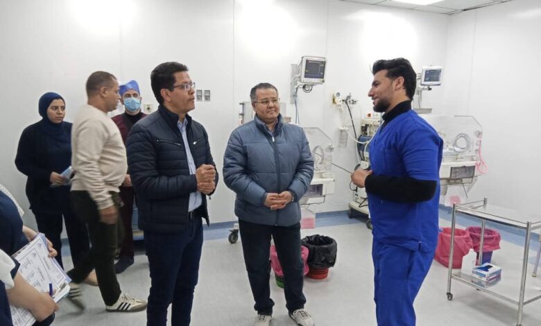 رئيس جامعة بنها يحيل طبيبين بالمستشفى الجامعي للتحقيق ويقرر مكافأة أطقم التمريض.