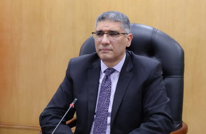 محافظة الجيزة توضح تداعيات انهيار عقار سكني بحي إمبابة. محافظة الجيزة توضح تداعيات انهيار عقار سكني بحي إمبابة. تلقت غرفة عمليات محافظة الجيزة بلاغًا بحدوث انهيار عقار سكني بشارع مسجد الهنيدي بمنطقة إمبابة القديمة، مما أسفر عن وقوع عدد من الإصابات بين المواطنين، حيث جرى نقلهم على الفور بواسطة سيارات الإسعاف إلى مستشفى إمبابة لتلقي الرعاية الطبية اللازمة. كما يجري رفع أنقاض العقار المنهار حتي الان والبحث عن أي مصابين محتملين وانتشالهم. وأكد المهندس عادل النجار محافظ الجيزة أنه فور تلقي البلاغ بالواقعة انتقلت الأجهزة التنفيذية على الفور يرافقها لجنة المنشآت الآيلة للسقوط وحي إمبابة للتعامل مع تداعيات الحادث. وأوضح المحافظ أنه تم إخلاء العقارات المجاورة بالكامل واتخاذ جميع الاحتياطات والتدابير اللازمة حفاظًا على أمن وسلامة السكان، لحين الانتهاء من الفحص الإنشائي الشامل لحالة العقارات المحيطة بموقع الحادث. كما قامت فرق الكهرباء والغاز بفصل التيار الكهربائي وإمدادات الغاز عن العقارات بموقع الحادث، لحين الانتهاء من انتشال جميع المصابين وتأمين المكان. ووجّه محافظ الجيزة مديرية الشؤون الصحية بتوفير جميع أوجه الرعاية الطبية اللازمة للمصابين حتى تمام شفائهم، مشددًا على المتابعة المستمرة لموقع الحادث لحين الانتهاء من جميع الإجراءات الفنية والأمنية. وأكدت محافظة الجيزة أنه جارٍ متابعة الموقف أولًا بأول، وسيتم تحديث هذا البيان فور ورود أي مستجدات تتعلق بحالة المصابين أو نتائج الفحص الفني للعقارات المحيطة بموقع الحادث. محافظة الجيزة توضح تداعيات انهيار عقار سكني بحي إمبابة.