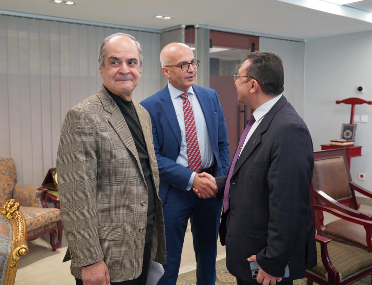 جامعة عين شمس تستضيف لجنة منبثقة من قطاع طب الأسنان بالمجلس الأعلى للجامعات