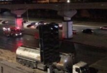 انقلاب تريلا مواد بترولية بطريق التسعين الجنوبي يشل الحركة المرورية بالتجمع