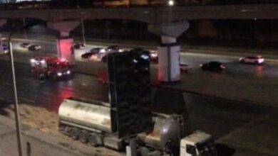 انقلاب تريلا مواد بترولية بطريق التسعين الجنوبي يشل الحركة المرورية بالتجمع