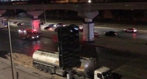 انقلاب تريلا مواد بترولية بطريق التسعين الجنوبي يشل الحركة المرورية بالتجمع