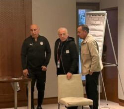 هاني أبو ريدة يجتمع بالمنتخب قبل مواجهة زيمبابوي غداً