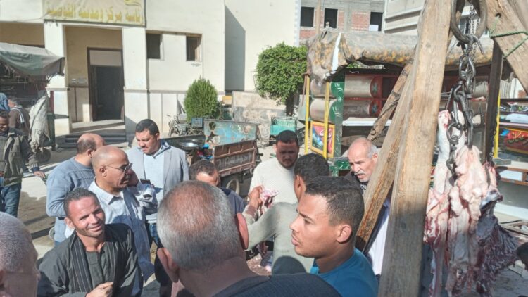 محافظ أسيوط يطرح لحومًا طازجة بـ290 جنيهًا في القوصية