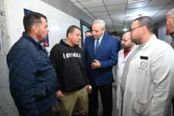 محافظ الغربية ينتقل لمستشفى كفر الزيات للاطمئنان على المصابين فى حادث انقلاب أتوبيس