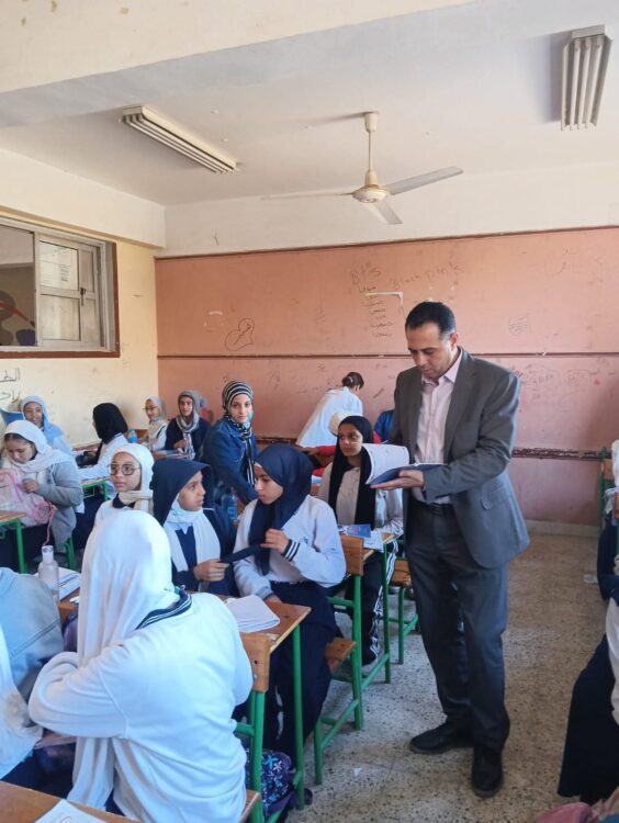 مدير تعليم قليوب فى جولة تفقدية للاطمئنان على سير العمل بالمدارس 