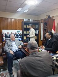 «دويدار» يستقبل وفد وزارة الصحة تمهيداً لإنشاء أكبر مستشفى بصعيد مصر بسوهاج