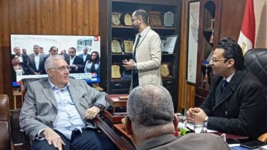 «دويدار» يستقبل وفد وزارة الصحة تمهيداً لإنشاء أكبر مستشفى بصعيد مصر بسوهاج