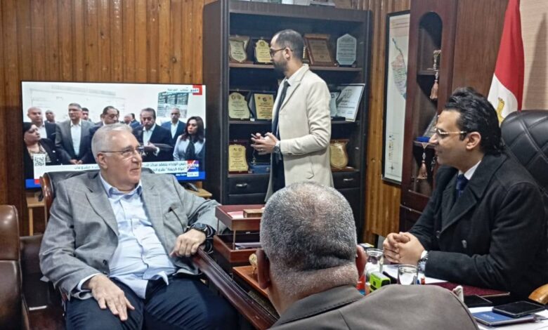 «دويدار» يستقبل وفد وزارة الصحة تمهيداً لإنشاء أكبر مستشفى بصعيد مصر بسوهاج