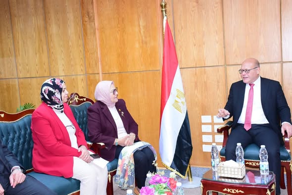 رئيس جامعة سوهاج يستقبل لجنة قطاع التمريض بالاعلي للجامعات