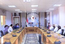 رئيس جامعة سوهاج يلتقي بالفريق الطبي المُنقذ للطفل «يوسف» ويشيد بجهودهم