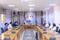 رئيس جامعة سوهاج يلتقي بالفريق الطبي المُنقذ للطفل «يوسف» ويشيد بجهودهم