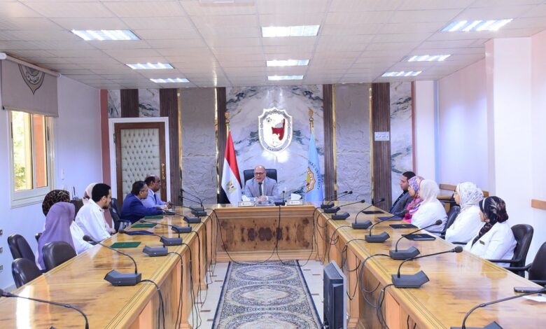 رئيس جامعة سوهاج يلتقي بالفريق الطبي المُنقذ للطفل «يوسف» ويشيد بجهودهم