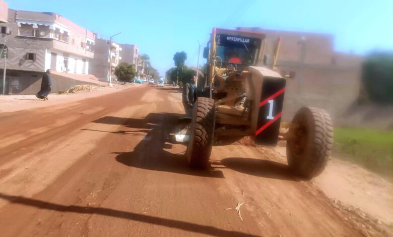 محافظ سوهاج يتابع بدء رصف طريق " محمد صديق المنشاوي " بطول 6 كيلو متر بالمنشاة