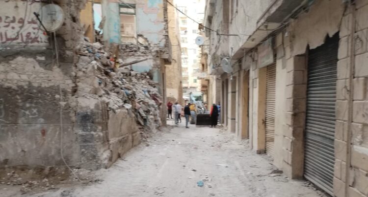 محافظ الإسكندرية يتابع تداعيات انهيار عقار بنطاق حي الجمرك