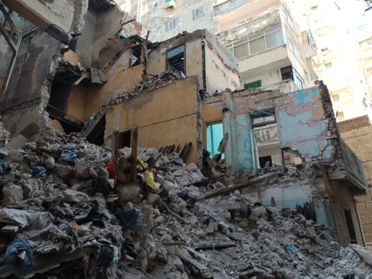 محافظ الإسكندرية يتابع تداعيات انهيار عقار بنطاق حي الجمرك