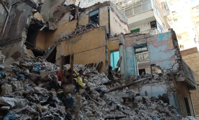 محافظ الإسكندرية يتابع تداعيات انهيار عقار بنطاق حي الجمرك