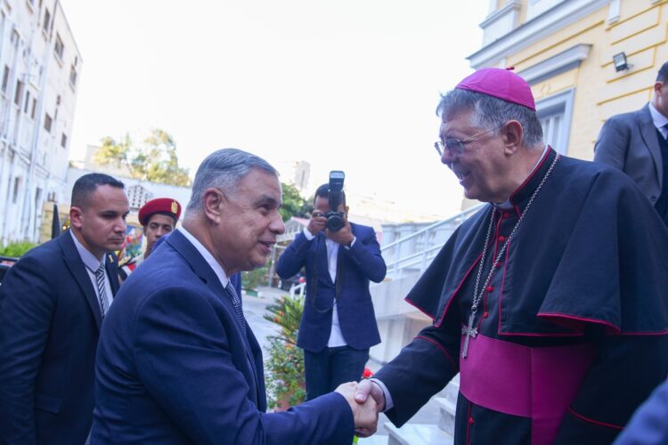 محافظ الإسكندرية يشارك الإخوة الأقباط الكاثوليك احتفالات عيد الميلاد المجيد