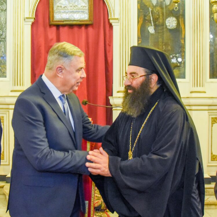 محافظ الإسكندرية يشارك الإخوة الأقباط الكاثوليك احتفالات عيد الميلاد المجيد