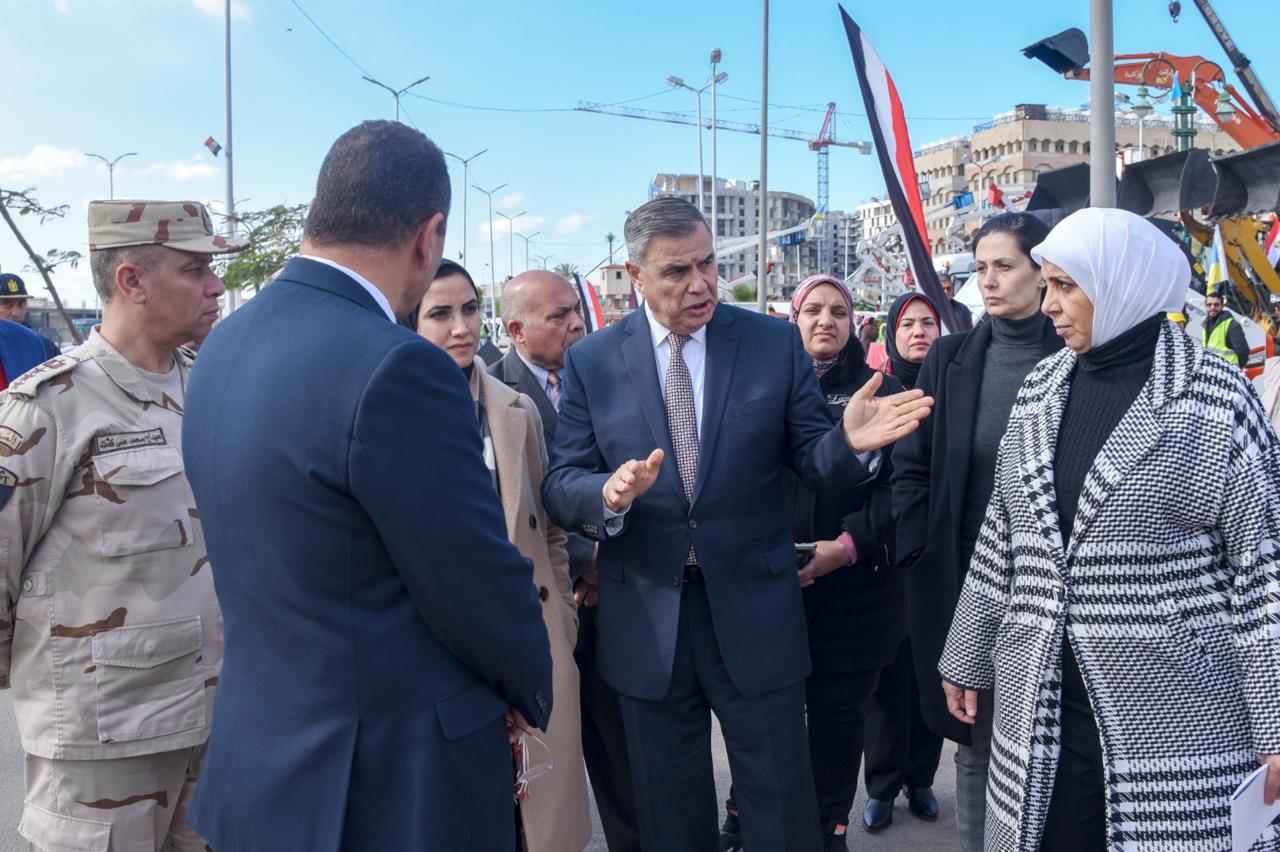 محافظ الإسكندرية يشهد اصطفاف مُعدات المحافظة لمُجابهة الأزمات والكوارث
