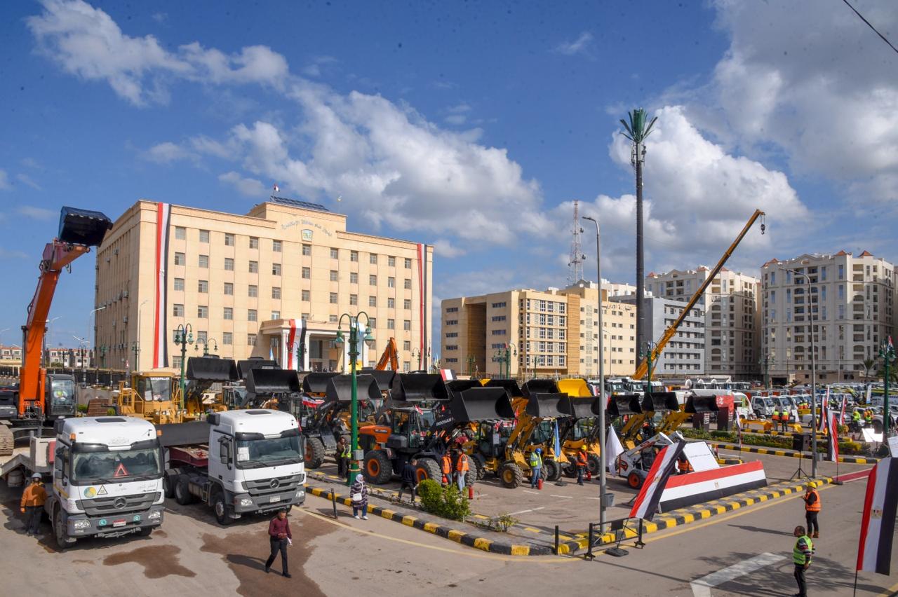 محافظ الإسكندرية يشهد اصطفاف مُعدات المحافظة لمُجابهة الأزمات والكوارث