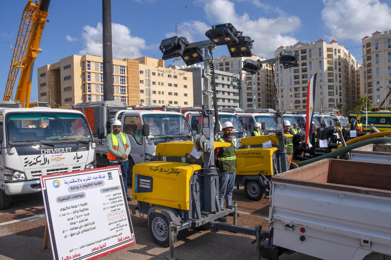 محافظ الإسكندرية يشهد اصطفاف مُعدات المحافظة لمُجابهة الأزمات والكوارث