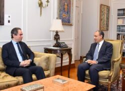 وزير الخارجية يؤكد أهمية التكامل بين الدبلوماسية والإعلام