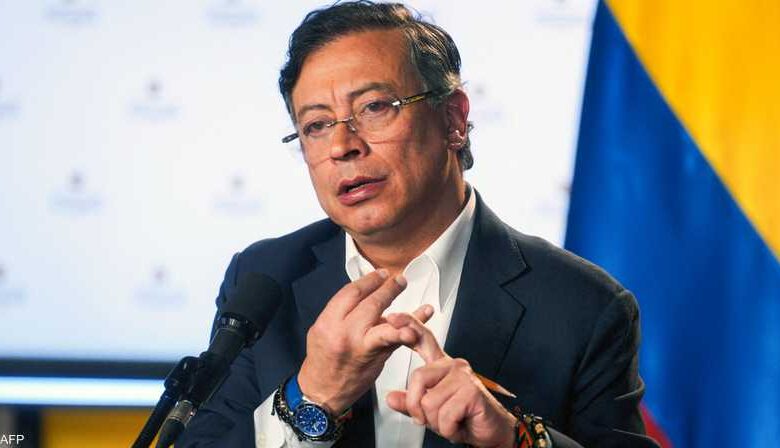 رئيس كولومبيا غوستافو بيترو يتعهد بـ "حمل السلاح مجدداً" للرد على تهديدات ترامب المباشرة بعمل عسكري. رئيس كولومبيا يتعهد بـ "حمل السلاح مجدداً" للرد على تهديدات ترامب المباشرة بعمل عسكري. تعهد الرئيس الكولومبي غوستافو بيترو بـ "حمل السلاح مجدداً" في مواجهة التهديدات المباشرة التي أطلقها نظيره الأمريكي دونالد ترامب، والتي جاءت بعد عملية اعتقال الرئيس الفنزويلي نيكولاس مادورو. وكتب بيترو على منصة "إكس": "حلفت بألا ألمس سلاحاً بعد الآن.. لكن من أجل الوطن، سأحمل السلاح مجدداً". ترامب يهاجم بيترو ويتهمه بالمخدرات: حذر ترامب نهاية الأسبوع من أن على بيترو "أن ينتبه"، واصفاً إياه بأنه "رجل مريض يستمتع بصناعة الكوكايين وبيعها للولايات المتحدة"، وملمحاً إلى أن عملية عسكرية في كولومبيا مماثلة لفنزويلا تبدو "فكرة جيدة". رفض الاتهامات وتشويه السمعة: رفض الرئيس الكولومبي بشكل قاطع اتهامات ترامب له بأنه تاجر مخدرات، قائلاً: "اسمي... لا يظهر في الملفات القضائية المرتبطة بالاتجار بالمخدرات. توقف عن تشويه سمعتي يا سيد ترامب". تصاعد التوتر الدبلوماسي غير المسبوق: تأتي هذه التصريحات المتبادلة في ظل تصعيد غير مسبوق في العلاقات بين الولايات المتحدة وكولومبيا، حيث يتواجه الرئيسان بانتظام بشأن قضايا الهجرة والتعريفات الجمركية. ويُعدّ تعهد الرئيس بيترو، وهو زعيم يساري وعضو سابق في مجموعة مسلحة، بحمل السلاح مجدداً رداً رمزياً شديد اللهجة يهدف إلى حشد الدعم الوطني والإقليمي ضد التهديدات الأمريكية. هذا التصعيد يبرز حجم خطورة إحياء مبدأ مونرو، ويزيد من احتمالات زعزعة الاستقرار في أمريكا اللاتينية، ويضع واشنطن أمام تحدي عسكري وسياسي مباشر في المنطقة. رئيس كولومبيا يتعهد بـ "حمل السلاح مجدداً" للرد على تهديدات ترامب المباشرة بعمل عسكري.