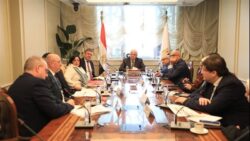 وزير التعليم العالي يبحث تعزيز التعاون مع جامعة إكستر البريطانية