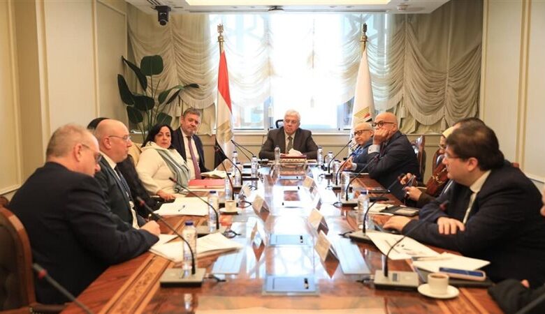 وزير التعليم العالي يبحث تعزيز التعاون مع جامعة إكستر البريطانية