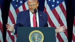 ترامب يبحث عن شراء جرينلاند بعرض مالي يبلغ 100 ألف دولار لكل مواطن. 