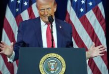 أعلن البيت الأبيض أن الرئيس الأميركي دونالد ترامب يدرس خيار شراء غرينلاند، مع تأكيد تفضيل المسار الدبلوماسي وعدم استبعاد أي خيار آخر إذا اعتُبر الأمر مرتبطا بالأمن القومي. أعلن البيت الأبيض أن الرئيس الأميركي دونالد ترامب يدرس خيار شراء غرينلاند. في ظل تصاعد الجدل حول مستقبل غرينلاند، أكد البيت الأبيض أن الرئيس الأميركي دونالد ترامب يدرس مع فريقه خيارات الاستحواذ على الإقليم، فيما شدد وزير الخارجية الأميركي ماركو روبيو على أولوية المسار الدبلوماسي، من دون استبعاد أي خيار إذا اعتُبر الأمر مسألة أمن قومي البيت الأبيض: خيار الشراء قيد البحث أفاد البيت الأبيض الأربعاء بأن ترامب يبحث بشكل فاعل، بالتعاون مع فريقه للأمن القومي، خيار شراء غرينلاند من الدنمارك، في إطار مراجعة جارية للخيارات المتاحة. وقالت المتحدثة باسم البيت الأبيض كارولاين ليفيت، في إحاطة صحافية، إن الرئيس وفريقه يدرسون حاليا صفقة محتملة للاستحواذ على الإقليم الدنماركي المتمتع بحكم ذاتي. الأمن القومي في صلب الطرح وأوضحت ليفيت أن ترامب يرى أن الاستحواذ على غرينلاند يصب في مصلحة الأمن القومي للولايات المتحدة، ولا سيما في ما يتعلق بمنطقة القطب الشمالي. وأضافت أن الرئيس الأميركي يعتبر أن هذه الخطوة تساهم في ردع ما وصفته بالعدوان الروسي والصيني في المنطقة، وهو ما يفسر بحث فريقه في خيار الشراء. الدبلوماسية مع بقاء الخيارات مفتوحة وعند سؤالها عن سبب عدم استبعاد العمل العسكري ضد دولة عضو في حلف شمال الأطلسي، قالت ليفيت إن جميع الخيارات تبقى دائما مطروحة أمام الرئيس ترامب. لكنها شددت في المقابل على أن الخيار الأول لدى الرئيس يبقى الدبلوماسية، مؤكدة أن الإدارة الأميركية تفضل الحلول السياسية متى كانت ممكنة. ترامب يدرس "خيارات عدة" بينها "استخدام الجيش".. غرينلاند تعيد خلط الأوراق بين واشنطن وأوروبا تراجع أسعار النفط والأسهم العالمية بعد تصريحات ترامب بشأن فنزويلا وغرينلاند لماذا يقلق العلماء من احتمال ذوبان قبة برودهو الجليدية في غرينلاند مرة أخرى؟ روبيو: لا استبعاد لأي خيار في موازاة ذلك، قال وزير الخارجية الأميركي ماركو روبيو إنه يعتزم الاجتماع مع مسؤولين دنماركيين الأسبوع المقبل لبحث ملف غرينلاند، وذلك بعد طلب عاجل تقدمت به كل من غرينلاند والدنمارك. وردا على سؤال بشأن استبعاد التدخل العسكري، قال روبيو إن أي رئيس أميركي يحتفظ بخيار استخدام القوة إذا جرى تحديد تهديد للأمن القومي للولايات المتحدة، مضيفا أن هذا الخيار يبقى قائما من حيث المبدأ. إلا أنه شدد في الوقت نفسه على أن الدبلوماسية هي المسار الذي تفضله الإدارة الأميركية، مؤكدا أن واشنطن تسعى إلى معالجة هذا الملف بوسائل سياسية. وصل وزير الخارجية ماركو روبيو إلى مبنى الكابيتول في واشنطن لحضور جلسة إحاطة سرية مع أعضاء مجلس الشيوخ حول الوضع في فنزويلا، يوم الأربعاء 7 يناير 2026. وصل وزير الخارجية ماركو روبيو إلى مبنى الكابيتول في واشنطن لحضور جلسة إحاطة سرية مع أعضاء مجلس الشيوخ حول الوضع في فنزويلا وتأتي هذه المواقف في ظل تصاعد القلق الأوروبي من تصريحات صدرت عن مسؤولين مقربين من ترامب ألمحوا إلى إمكان استخدام القوة للاستحواذ على غرينلاند، ما دفع قادة أوروبيين إلى الاصطفاف إلى جانب الدنمارك وغرينلاند، والتأكيد أن الإقليم يعود لشعبه. وكانت الدنمارك قد حذرت من أن أي محاولة للسيطرة على غرينلاند بالقوة من قبل دولة عضو في حلف شمال الأطلسي ستقوض أسس التحالف الغربي وأمن ما بعد الحرب العالمية الثانية. تحرك برلماني في كوبنهاغن، عقد البرلمان الدنماركي جلسة استثنائية الثلاثاء لبحث التطورات غير المسبوقة المرتبطة بغرينلاند، في ظل تصاعد التصريحات الأميركية واحتمالاتها. وقال وزير الخارجية الدنماركي لارس لوكه راسموسن إن بلاده تسعى إلى عقد اجتماع عاجل مع وزير الخارجية الأميركي ماركو روبيو، بمشاركة نظيرته من غرينلاند، بهدف تهدئة التوتر وإعادة النقاش إلى مساره الدبلوماسي. وأضاف راسموسن، أن "السجال الحاد يجب أن يُستبدل بحوار أكثر عقلانية"، مؤكدا أن الدنمارك ترغب في "إدخال بعض التوازن" على النقاش الدائر بشأن غرينلاند. وعقب الجلسة البرلمانية، قال راسموسن إن الولايات المتحدة تقدم صورة غير دقيقة لما يجري في غرينلاند، نافيا الادعاءات الأميركية بشأن وجود مكثف لسفن روسية وصينية أو استثمارات صينية واسعة داخل الإقليم. أعلن البيت الأبيض أن الرئيس الأميركي دونالد ترامب يدرس خيار شراء غرينلاند.