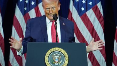 أعلن البيت الأبيض أن الرئيس الأميركي دونالد ترامب يدرس خيار شراء غرينلاند، مع تأكيد تفضيل المسار الدبلوماسي وعدم استبعاد أي خيار آخر إذا اعتُبر الأمر مرتبطا بالأمن القومي. أعلن البيت الأبيض أن الرئيس الأميركي دونالد ترامب يدرس خيار شراء غرينلاند. في ظل تصاعد الجدل حول مستقبل غرينلاند، أكد البيت الأبيض أن الرئيس الأميركي دونالد ترامب يدرس مع فريقه خيارات الاستحواذ على الإقليم، فيما شدد وزير الخارجية الأميركي ماركو روبيو على أولوية المسار الدبلوماسي، من دون استبعاد أي خيار إذا اعتُبر الأمر مسألة أمن قومي البيت الأبيض: خيار الشراء قيد البحث أفاد البيت الأبيض الأربعاء بأن ترامب يبحث بشكل فاعل، بالتعاون مع فريقه للأمن القومي، خيار شراء غرينلاند من الدنمارك، في إطار مراجعة جارية للخيارات المتاحة. وقالت المتحدثة باسم البيت الأبيض كارولاين ليفيت، في إحاطة صحافية، إن الرئيس وفريقه يدرسون حاليا صفقة محتملة للاستحواذ على الإقليم الدنماركي المتمتع بحكم ذاتي. الأمن القومي في صلب الطرح وأوضحت ليفيت أن ترامب يرى أن الاستحواذ على غرينلاند يصب في مصلحة الأمن القومي للولايات المتحدة، ولا سيما في ما يتعلق بمنطقة القطب الشمالي. وأضافت أن الرئيس الأميركي يعتبر أن هذه الخطوة تساهم في ردع ما وصفته بالعدوان الروسي والصيني في المنطقة، وهو ما يفسر بحث فريقه في خيار الشراء. الدبلوماسية مع بقاء الخيارات مفتوحة وعند سؤالها عن سبب عدم استبعاد العمل العسكري ضد دولة عضو في حلف شمال الأطلسي، قالت ليفيت إن جميع الخيارات تبقى دائما مطروحة أمام الرئيس ترامب. لكنها شددت في المقابل على أن الخيار الأول لدى الرئيس يبقى الدبلوماسية، مؤكدة أن الإدارة الأميركية تفضل الحلول السياسية متى كانت ممكنة. ترامب يدرس "خيارات عدة" بينها "استخدام الجيش".. غرينلاند تعيد خلط الأوراق بين واشنطن وأوروبا تراجع أسعار النفط والأسهم العالمية بعد تصريحات ترامب بشأن فنزويلا وغرينلاند لماذا يقلق العلماء من احتمال ذوبان قبة برودهو الجليدية في غرينلاند مرة أخرى؟ روبيو: لا استبعاد لأي خيار في موازاة ذلك، قال وزير الخارجية الأميركي ماركو روبيو إنه يعتزم الاجتماع مع مسؤولين دنماركيين الأسبوع المقبل لبحث ملف غرينلاند، وذلك بعد طلب عاجل تقدمت به كل من غرينلاند والدنمارك. وردا على سؤال بشأن استبعاد التدخل العسكري، قال روبيو إن أي رئيس أميركي يحتفظ بخيار استخدام القوة إذا جرى تحديد تهديد للأمن القومي للولايات المتحدة، مضيفا أن هذا الخيار يبقى قائما من حيث المبدأ. إلا أنه شدد في الوقت نفسه على أن الدبلوماسية هي المسار الذي تفضله الإدارة الأميركية، مؤكدا أن واشنطن تسعى إلى معالجة هذا الملف بوسائل سياسية. وصل وزير الخارجية ماركو روبيو إلى مبنى الكابيتول في واشنطن لحضور جلسة إحاطة سرية مع أعضاء مجلس الشيوخ حول الوضع في فنزويلا، يوم الأربعاء 7 يناير 2026. وصل وزير الخارجية ماركو روبيو إلى مبنى الكابيتول في واشنطن لحضور جلسة إحاطة سرية مع أعضاء مجلس الشيوخ حول الوضع في فنزويلا وتأتي هذه المواقف في ظل تصاعد القلق الأوروبي من تصريحات صدرت عن مسؤولين مقربين من ترامب ألمحوا إلى إمكان استخدام القوة للاستحواذ على غرينلاند، ما دفع قادة أوروبيين إلى الاصطفاف إلى جانب الدنمارك وغرينلاند، والتأكيد أن الإقليم يعود لشعبه. وكانت الدنمارك قد حذرت من أن أي محاولة للسيطرة على غرينلاند بالقوة من قبل دولة عضو في حلف شمال الأطلسي ستقوض أسس التحالف الغربي وأمن ما بعد الحرب العالمية الثانية. تحرك برلماني في كوبنهاغن، عقد البرلمان الدنماركي جلسة استثنائية الثلاثاء لبحث التطورات غير المسبوقة المرتبطة بغرينلاند، في ظل تصاعد التصريحات الأميركية واحتمالاتها. وقال وزير الخارجية الدنماركي لارس لوكه راسموسن إن بلاده تسعى إلى عقد اجتماع عاجل مع وزير الخارجية الأميركي ماركو روبيو، بمشاركة نظيرته من غرينلاند، بهدف تهدئة التوتر وإعادة النقاش إلى مساره الدبلوماسي. وأضاف راسموسن، أن "السجال الحاد يجب أن يُستبدل بحوار أكثر عقلانية"، مؤكدا أن الدنمارك ترغب في "إدخال بعض التوازن" على النقاش الدائر بشأن غرينلاند. وعقب الجلسة البرلمانية، قال راسموسن إن الولايات المتحدة تقدم صورة غير دقيقة لما يجري في غرينلاند، نافيا الادعاءات الأميركية بشأن وجود مكثف لسفن روسية وصينية أو استثمارات صينية واسعة داخل الإقليم. أعلن البيت الأبيض أن الرئيس الأميركي دونالد ترامب يدرس خيار شراء غرينلاند.